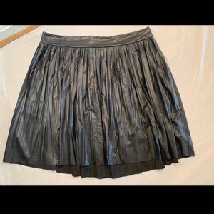 ⛄️Torrid Pleated Faux Leather  Black Skirt